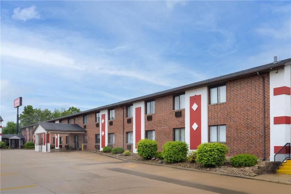 Ramada By Wyndham Cedar Rapids South